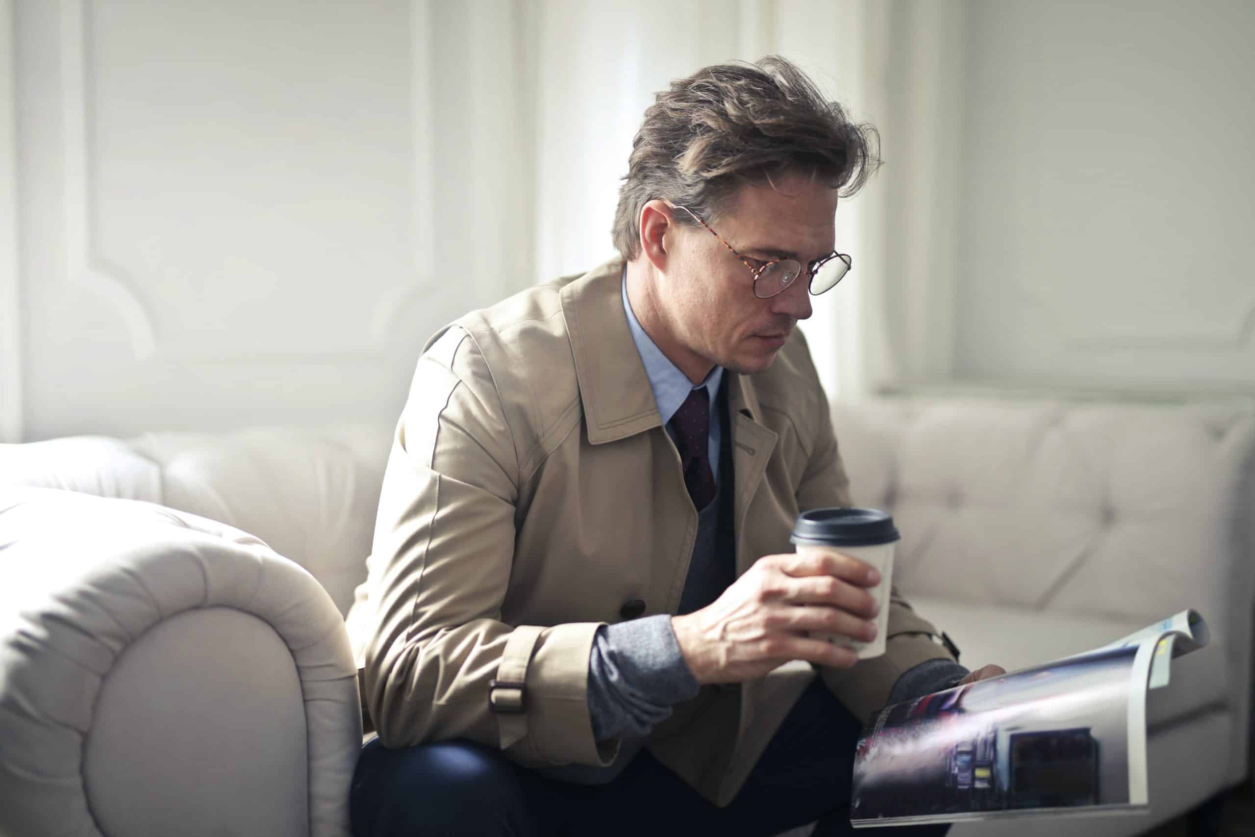 gobelet-homme-assis Homme assis buvant un café dans un gobelet jetable