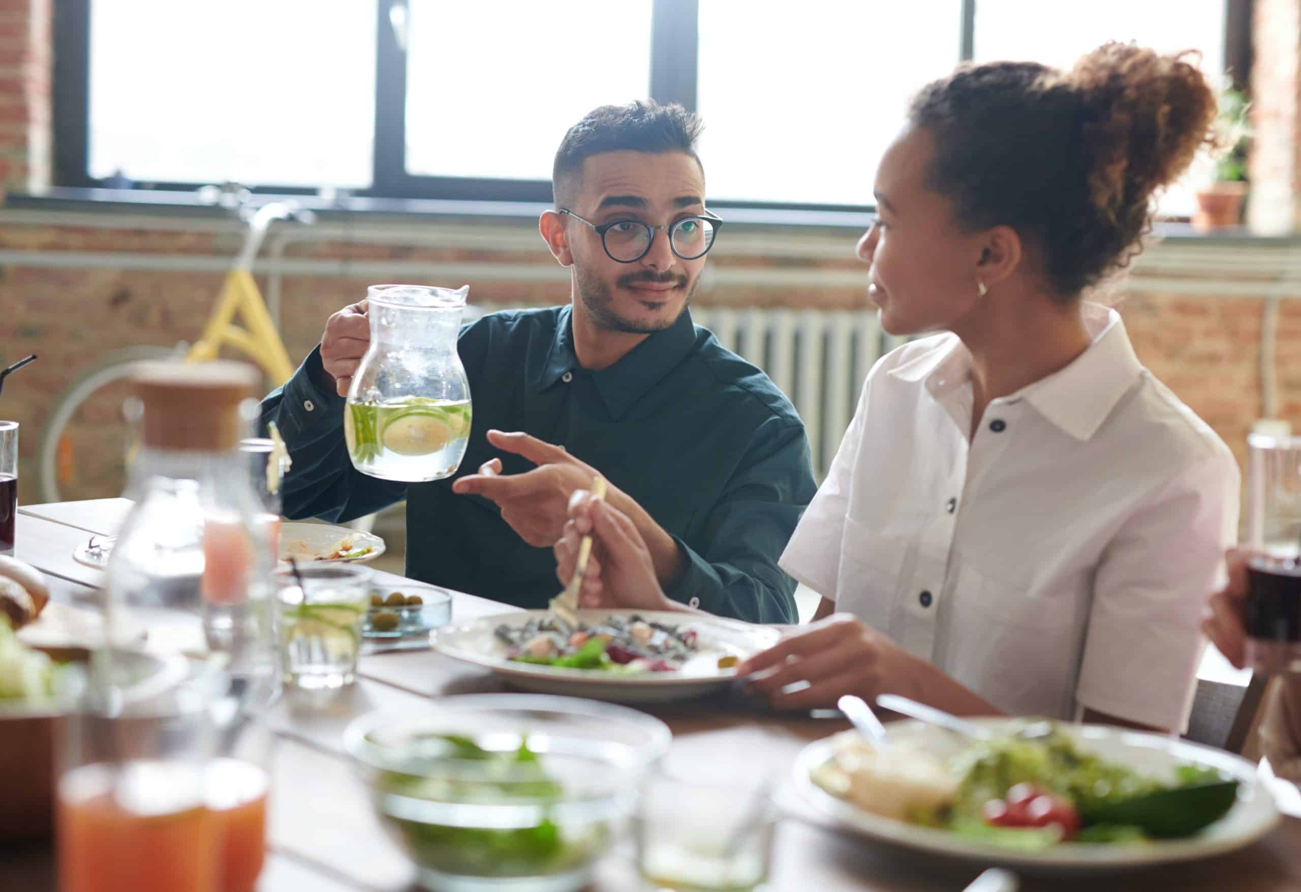 Partage d'une carafe d'eau autour d'un repas