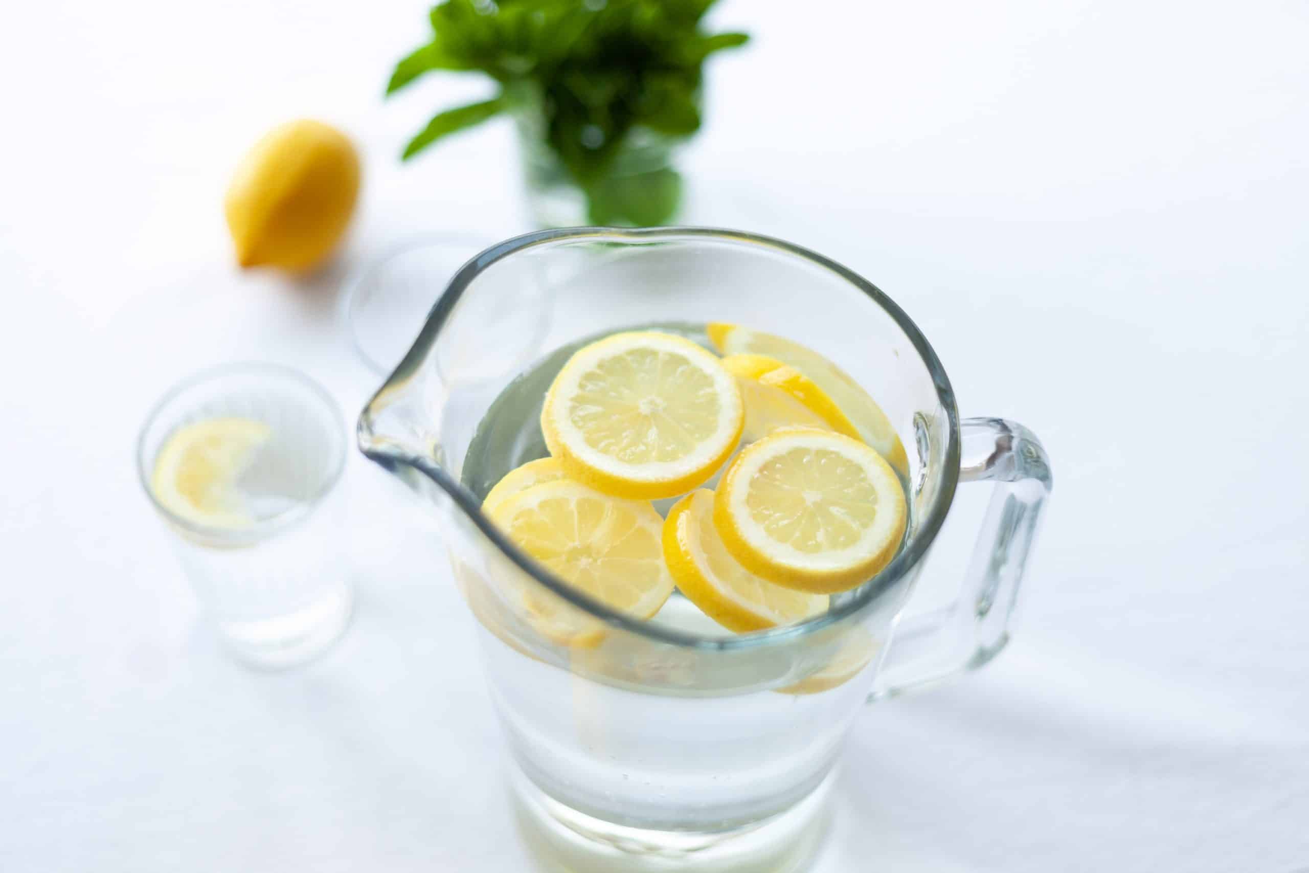 Pichet d'eau avec du citron Pichet d'eau avec du citron