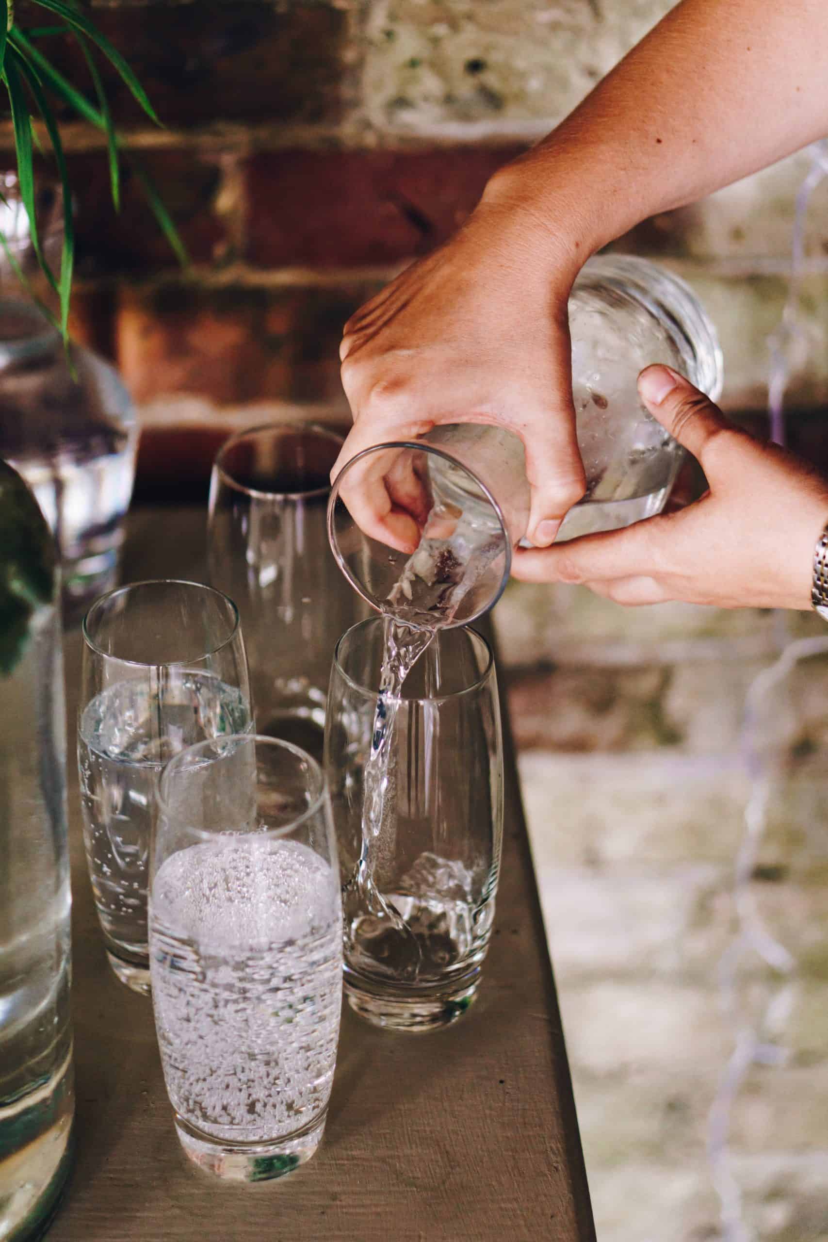 carafe-eau-verre Carafe d'eau que l'on verse dans un verre