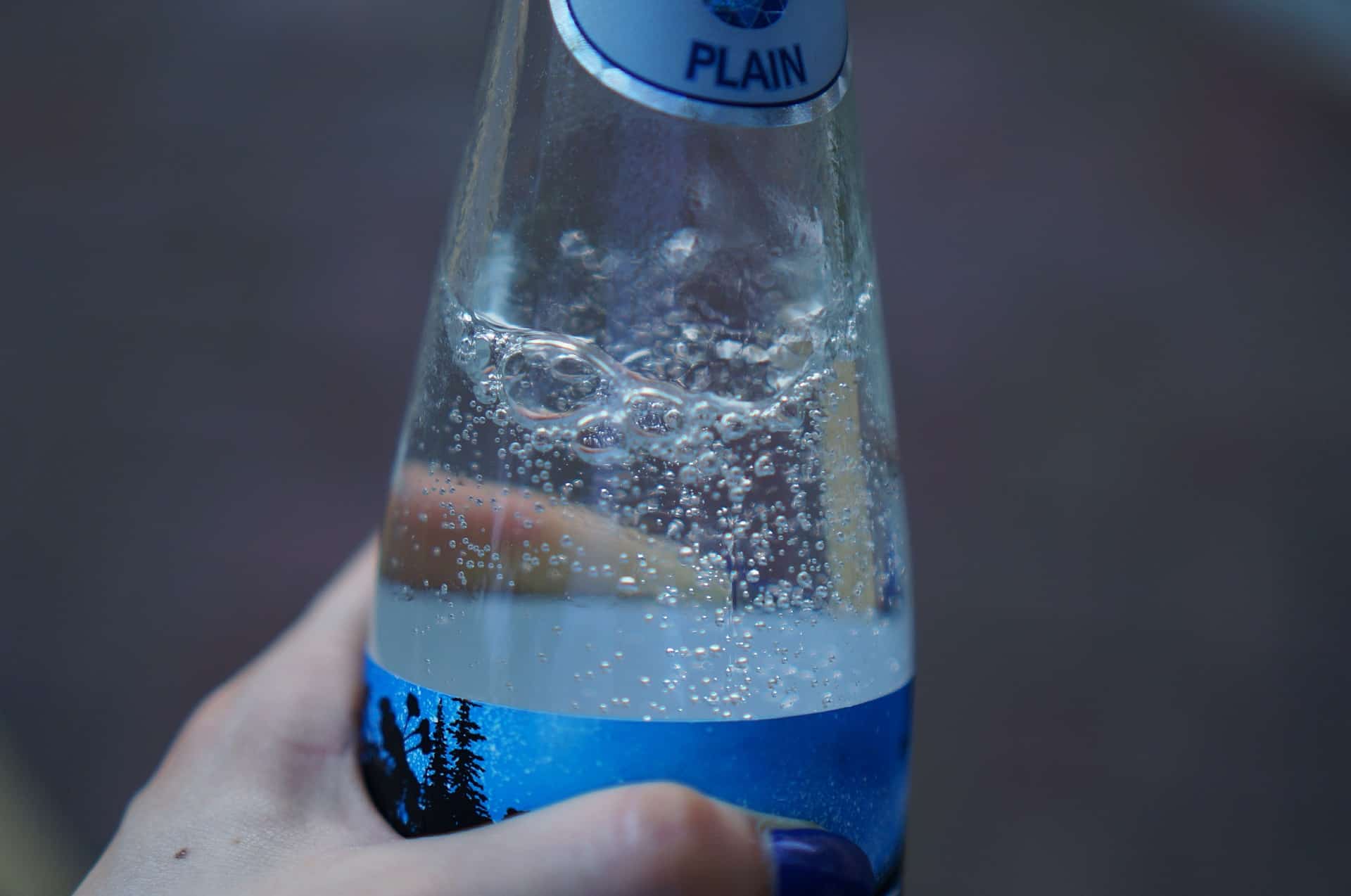 lire étiquettes bouteille à eau