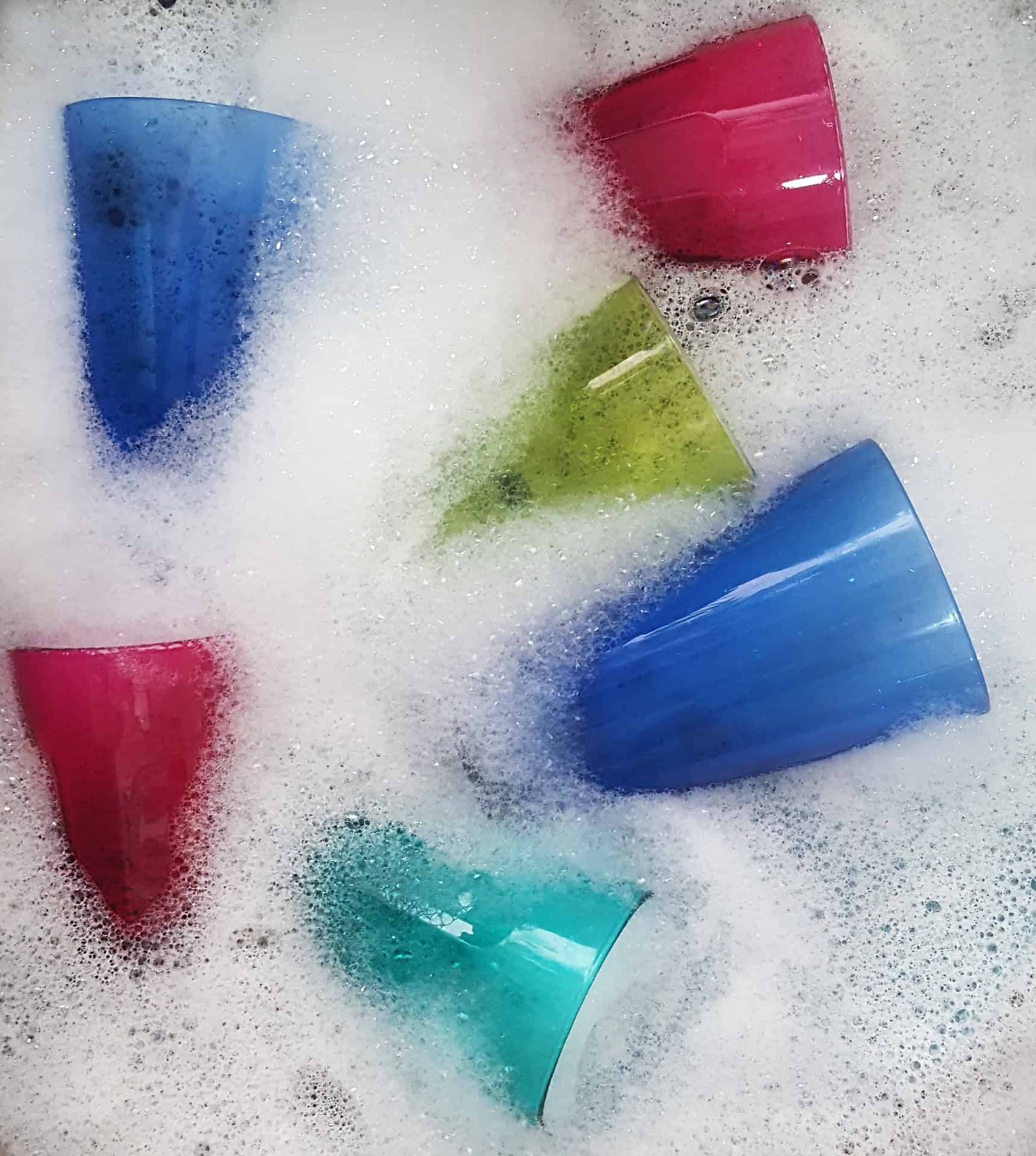 Verre dans un liquide nettoyant Verre dans un liquide nettoyant