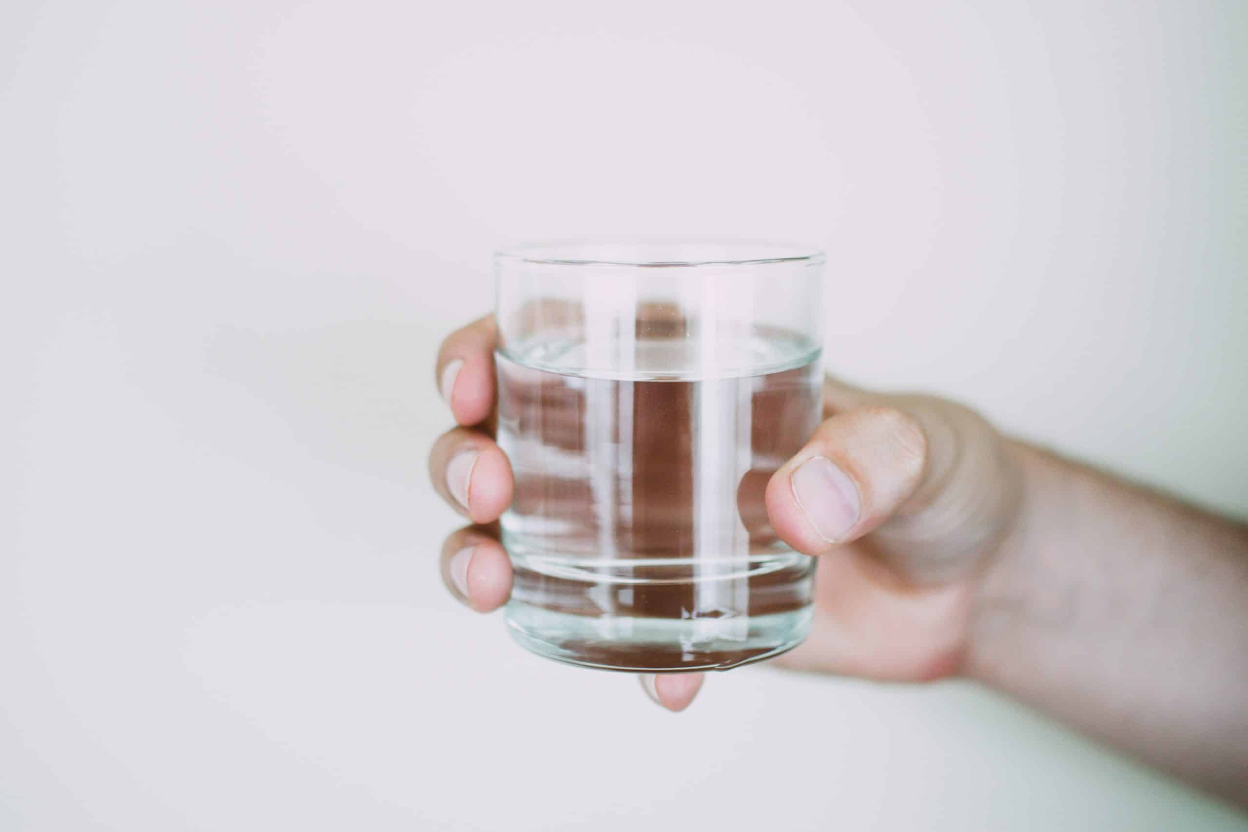 Verre d'eau dans une main