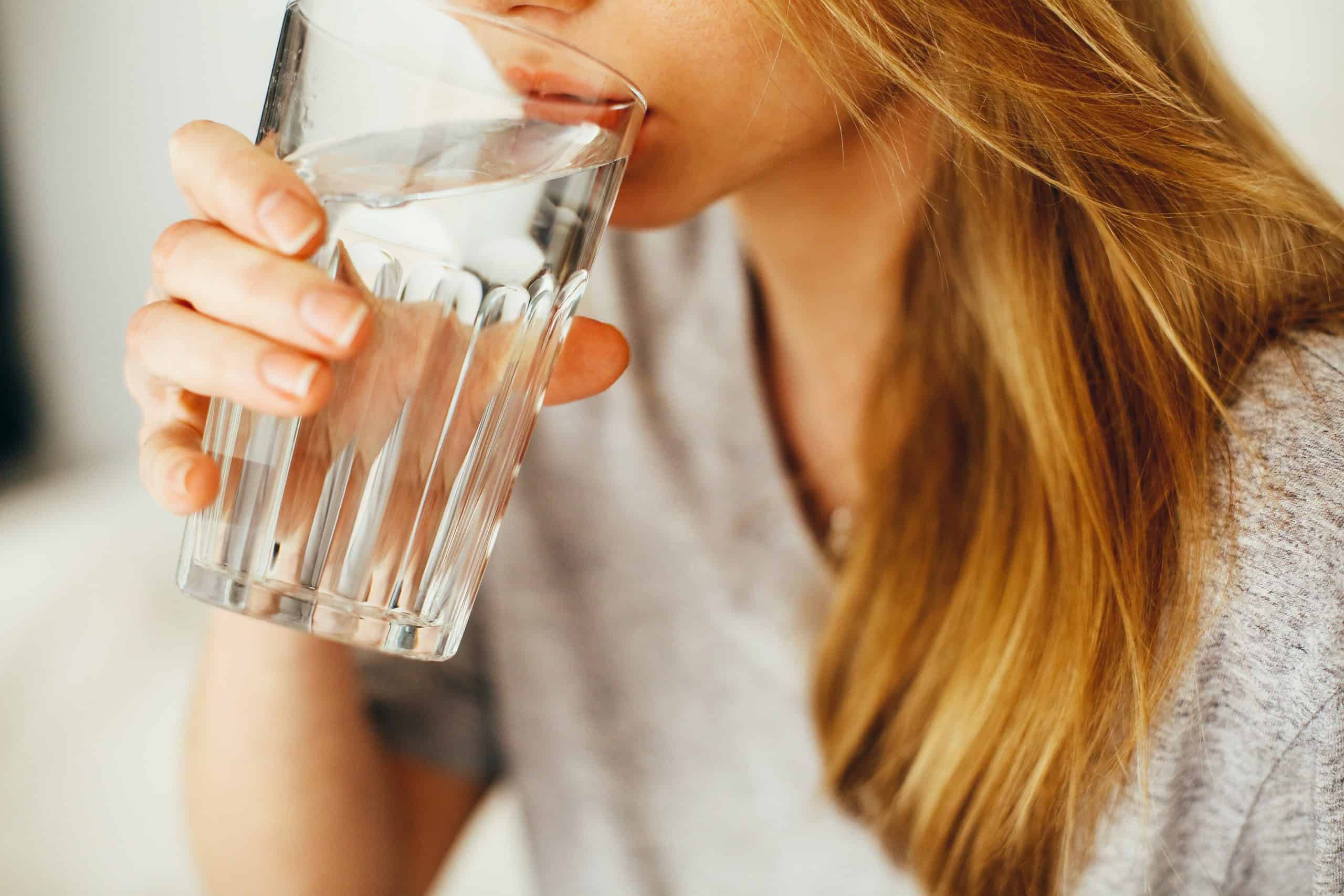 Boire un verre d'eau potable